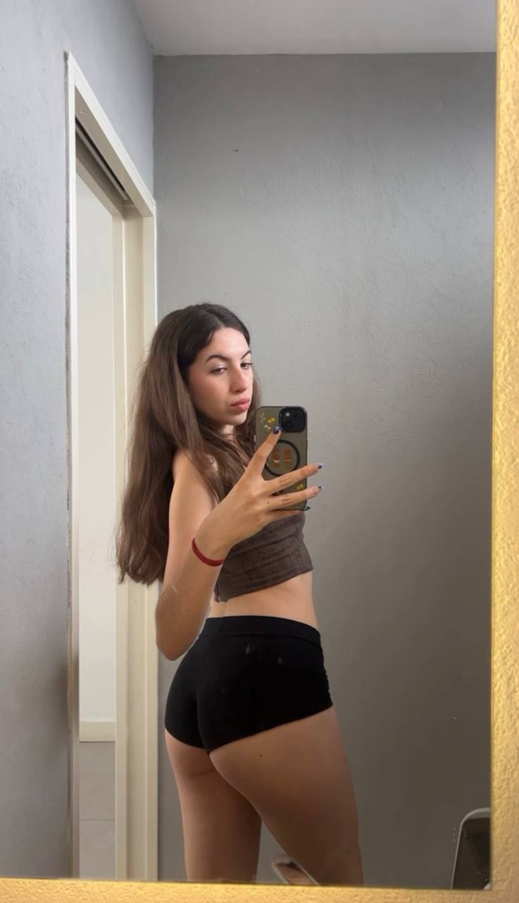 Amber in her underwear in Huh Hoto