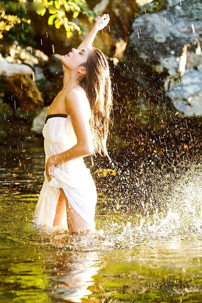 Marie Avgeropoulos in Huh Hoto