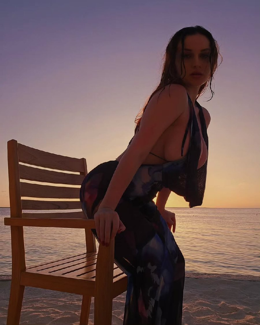 Sexy girl Miranda Faith nude in Huh Hoto