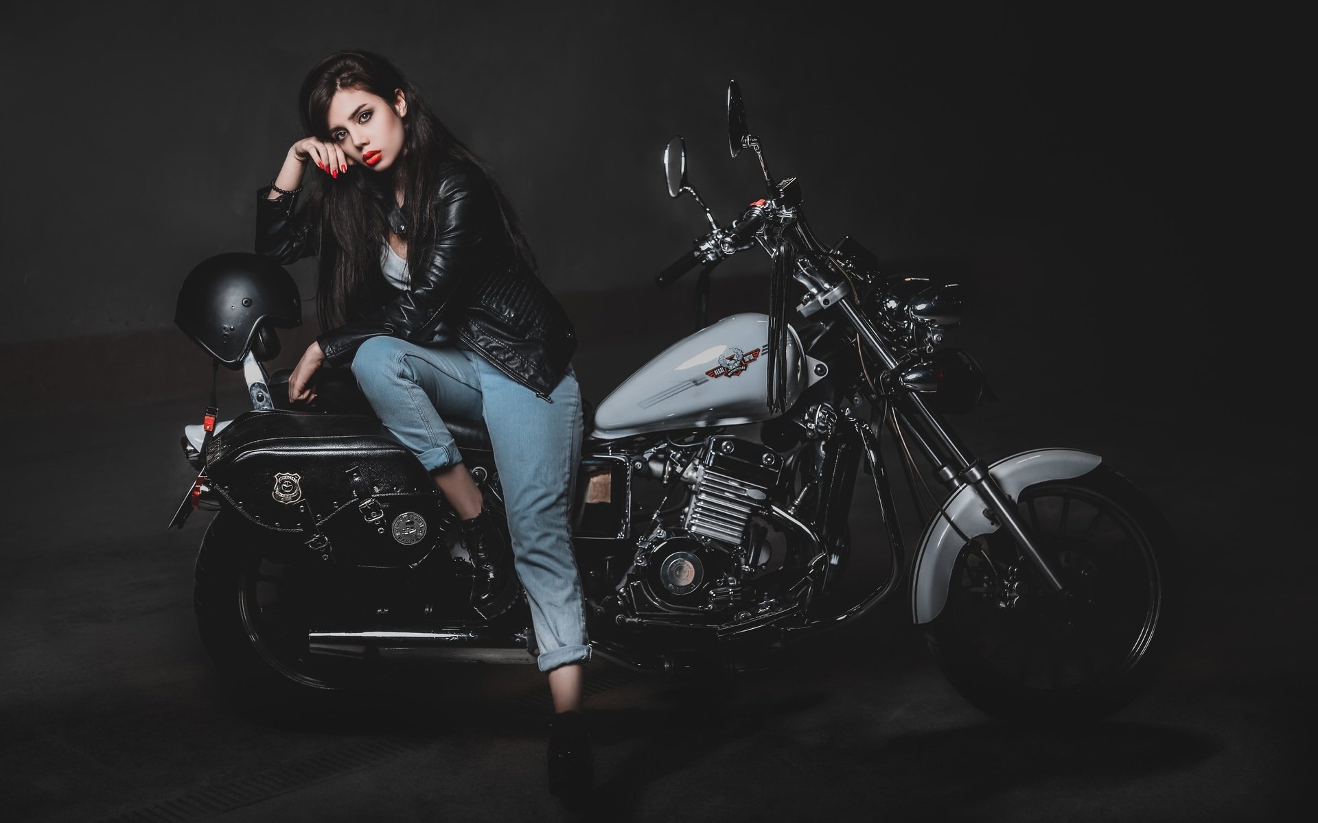 Biker girls: style and drive in Huh Hoto
