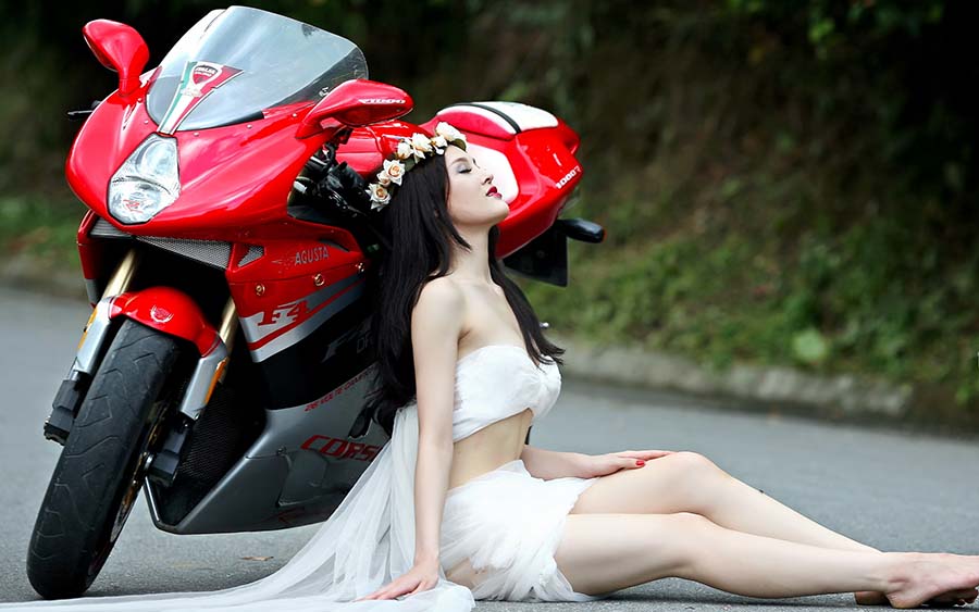 Beautiful girls and motorcycles in Huh Hoto