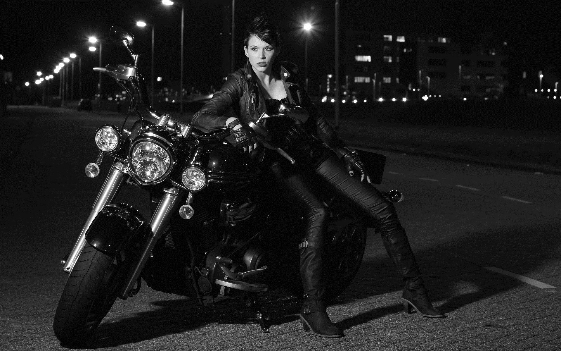 Photo Beautiful girls and motorcycles in Huh Hoto