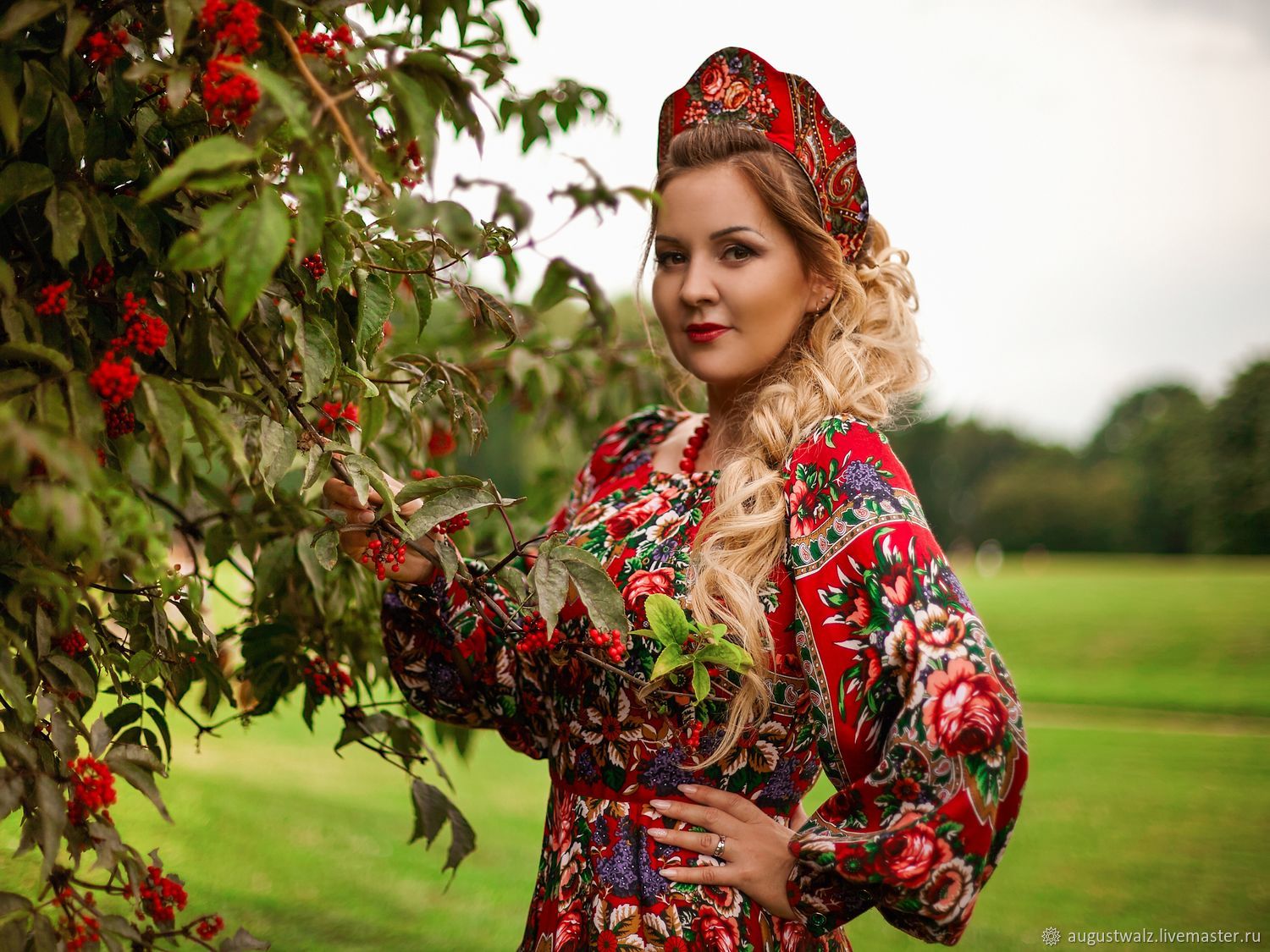 Women in Slavic costumes in Huh Hoto