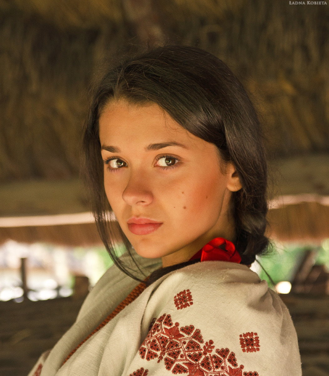 Girls in Slavic costumes in Huh Hoto