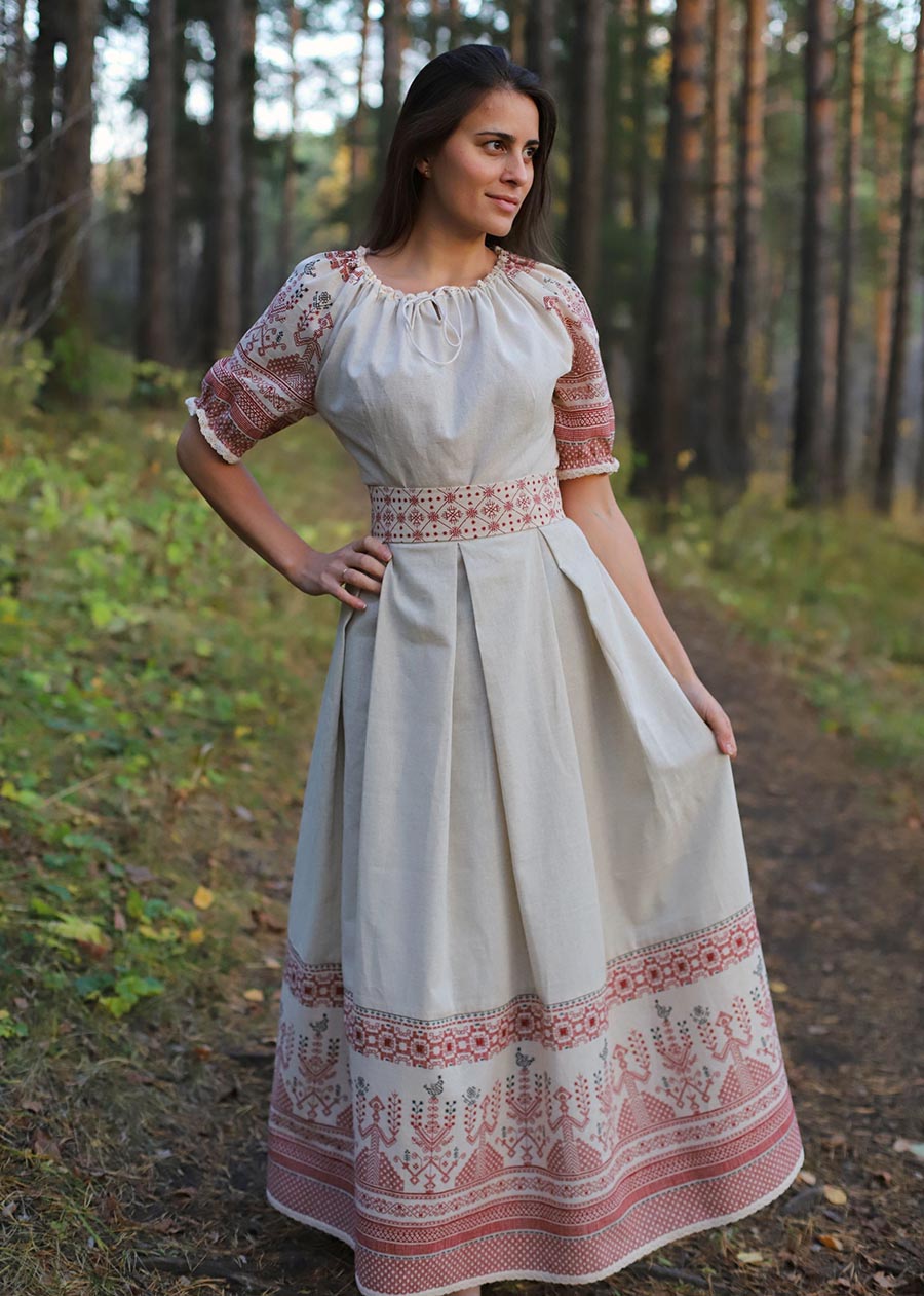Girls in Slavic costumes in Huh Hoto