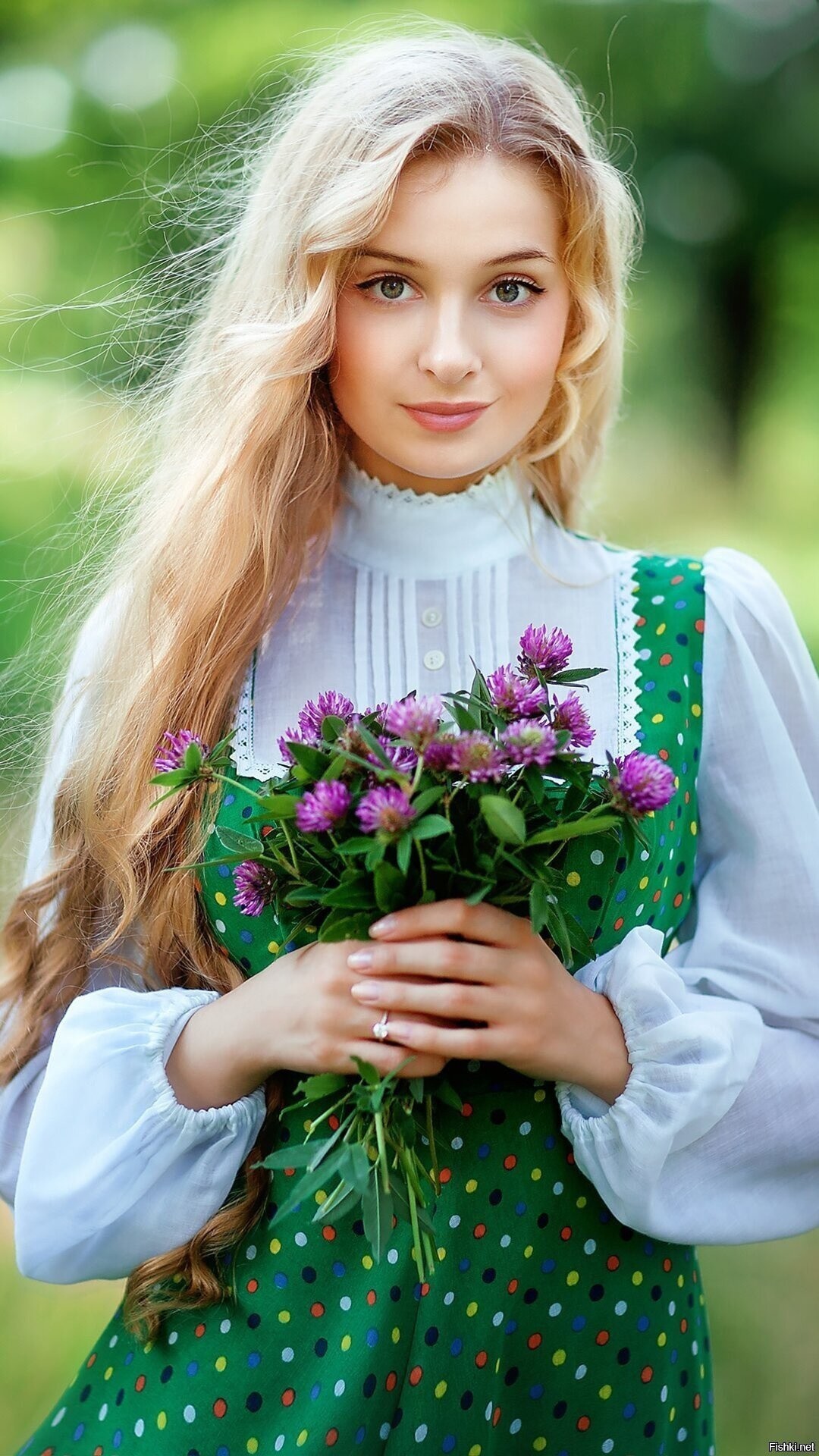 Girls in Slavic costumes in Huh Hoto