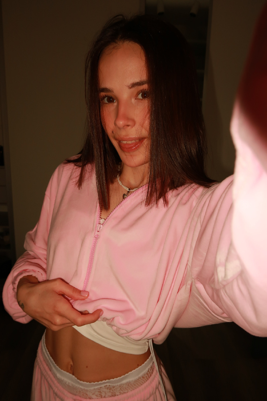 Tina brings the glow — live moments in Huh Hoto