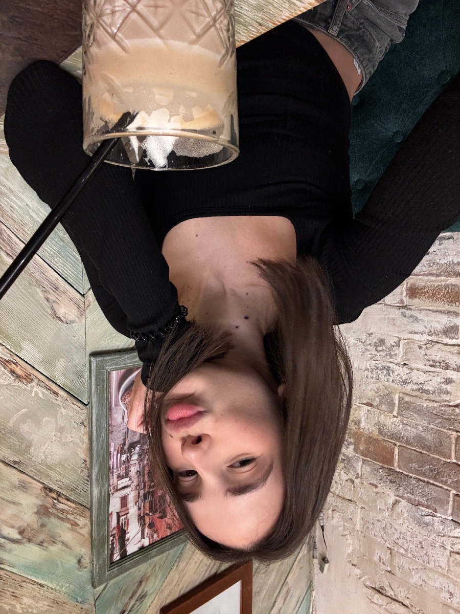 Fresh photos, fresh mood — Tina online in Huh Hoto